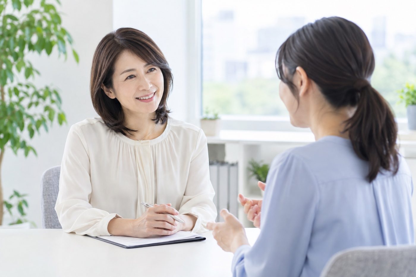 相談者の話を聞くカウンセラーのイメージ
